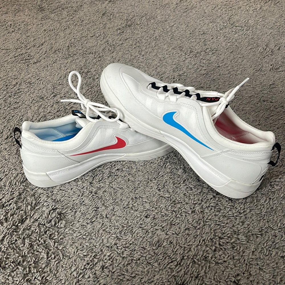 Nike men’s great condition tennis shoes